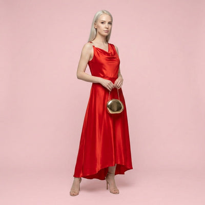 Vestido Acetinado Drapeado com Acessório Dourado