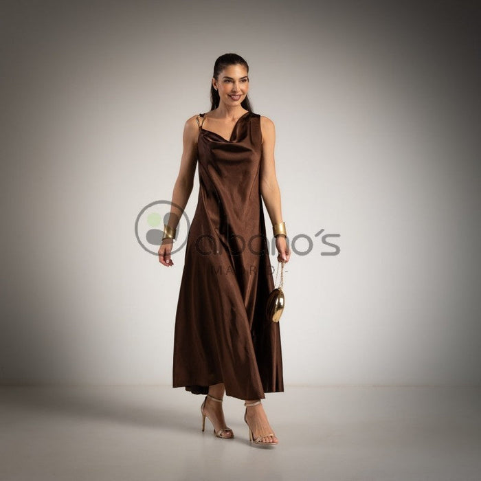 Vestido Acetinado Drapeado com Acessório Dourado — Chocolate